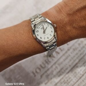 Ladies basic metal watch